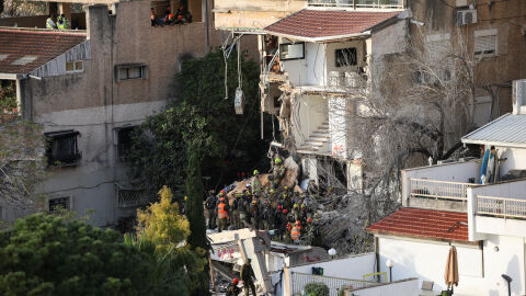 Двама загинаха при ирански удар по жилищна сграда в Хайфа, издирват оцелели