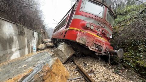 Машинистите на дерайлиралия влак край Трявна: След 20 метра ни очакваше пропаст, но се спасихме