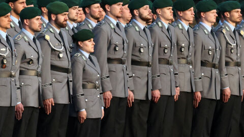 Недоволство в Германия от закона, изискващ мъжете да получават одобрение от армията преди дълъг престой в чужбина