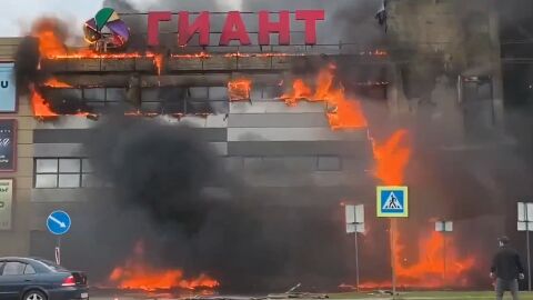 Огромен пожар избухна в търговски център, евакуирани са 140 души (ВИДЕО)