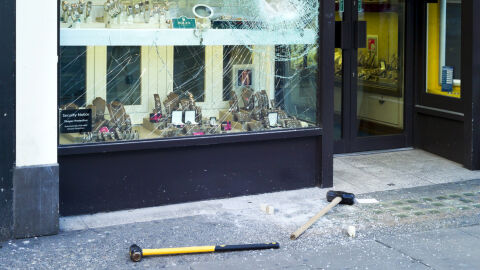 Обирали магазини за скъпи бижута в Европа: Екстрадират член на "Розовите пантери" в Гърция