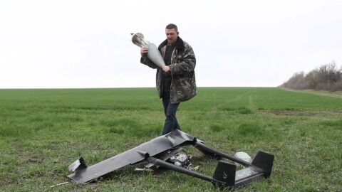 „Като долетят дроновете, карам трактора към горската ивица. Там не могат да ме ударят“