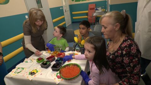 Най-малките пациенти в Пирогов успяха да боядисат яйцата 