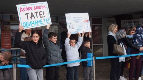 Българският полярен кораб се завърна след четвъртата си експедиция до Антарктида (СНИМКИ)