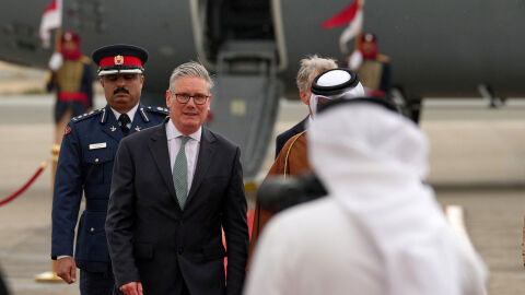 Киър Стармър е на обиколка в Персийския залив, търси се начин за трайно отваряне на Ормузкия проток