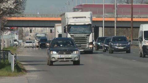 Празничният трафик: Над 190 хил. автомобила напускат столицата, полицията на крак