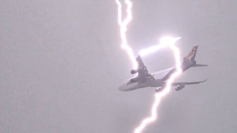 Светкавица удари самолет над Варна