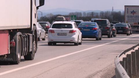 Хиляди тръгнаха на път: Катастрофи и градушка затрудниха движението