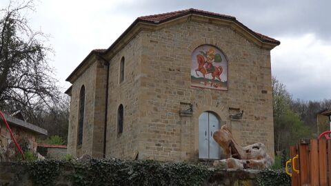 Храм, спасен от разруха: Защо един американец помогна за ремонта на една църква? 