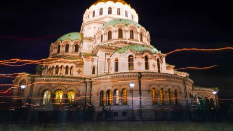 „Христос Воскресе!“: Вяра, сълзи и надежда озариха България в нощта на Възкресението (ОБЗОР)