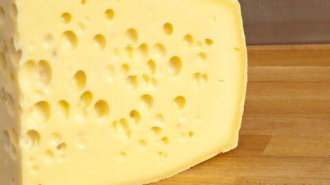 Намериха решение за изчезващите дупки в сиренето „Ементал“