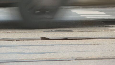 Кога ще бъдат поправени трамвайни релси в София които пукат гуми на колите?