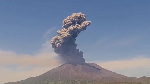 Вулкан изригна в Япония, достигна близо 3 500 метра (ВИДЕО)