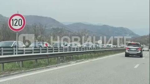 Километрична опашка: Аварирал камион блокира движението на АМ „Хемус“ към София (ВИДЕО)