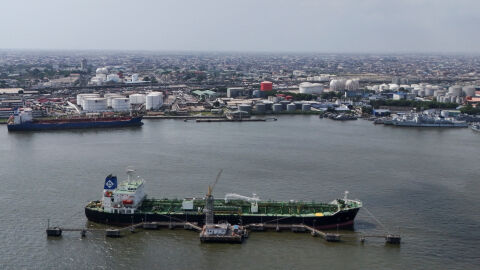 Два петролни танкера, свързани с Иран, минаха през Ормузкия проток преди блокадата на САЩ