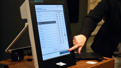 На 19 април гласуваме: Ето как - 4 стъпки при гласуване с машина, 4 стъпки при гласуване с хартиена бюлетина