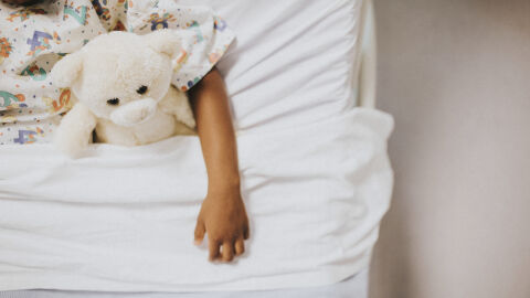 Над 300 деца се заразиха с ХИВ: Хванаха лекари да използват замърсени игли в държавна болница