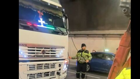 Тирът, блокирал "Хемус", чакайки "Пътна помощ" бил напълно изправен. Вижте разказ какво точно се е случило (ВИДЕО)