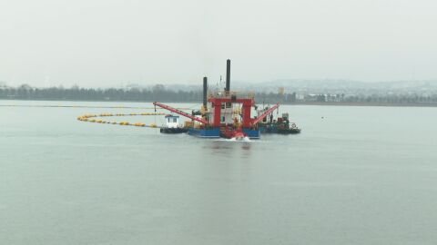  Огромен кораб-прахосмукачка чисти водите на Мраморно море в Турция