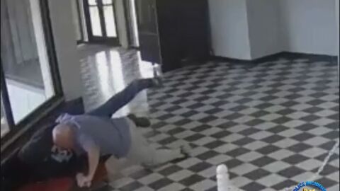 Смел директор на училище обезвреди мъж с пистолет, нахлул в гимназията му (ВИДЕО)