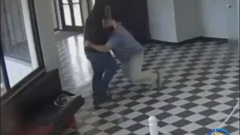 Смел директор на училище обезвреди мъж с пистолет, нахлул в гимназията му (ВИДЕО)