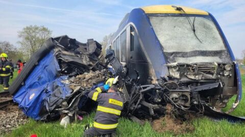 Един загинал и 21 ранени при тежък сблъсък между влак и камион
