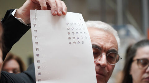 ЦИК показа шаблона за незрящи и склада, в който се съхраняват машините (СНИМКИ)