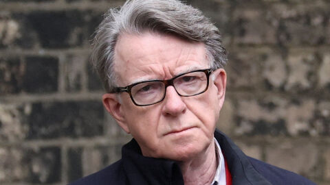 Уволняват висш служител в британско министерство заради скандал с посланик, свързан с Епстийн