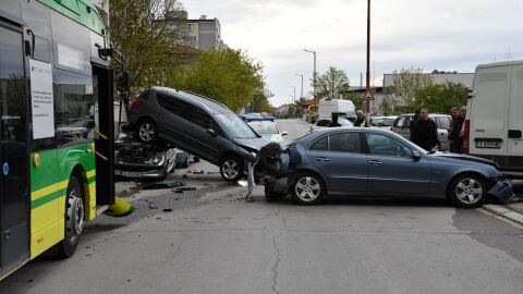 Зрелищна верижна катастрофа в Хасково, причинена от автобус на градския транспорт (СНИМКИ)