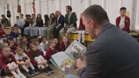 „Походът на книгите“: Известни българи четат любими книги на деца от цялата страна
