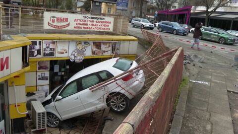 Кола се вряза в магазин на оживено кръстовище в Шумен (СНИМКИ)