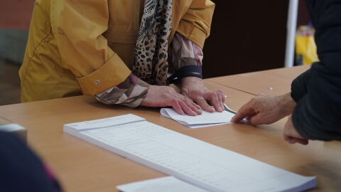 Кой и как влиза в новия парламент: Стратегиите и сметките преди и след вота