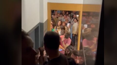 Прецедент в Барселона: Полицията гони български граждани, които чакат да дадат своя вот 