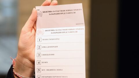 Урната в секция в Баня - с разкъсана лепенка, до нея - приготвени бюлетини