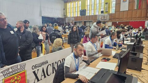 Хаос в Хасково: Комисиите чакат с часове заради грешки с чувалите