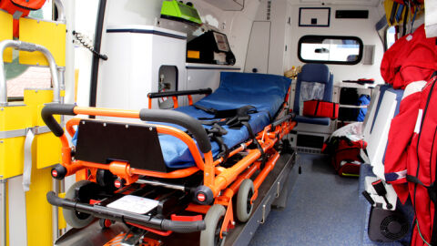 Тролейбус се блъсна в супермаркет, има загинал и ранени