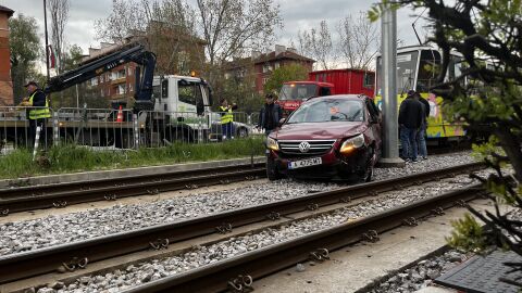 Две коли "кацнаха" върху трамвайните линии в София 
