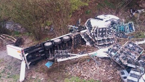 Тежка катастрофа затвори Прохода на Републиката, шофьор падна в дере и загина (СНИМКИ, ВИДЕО)