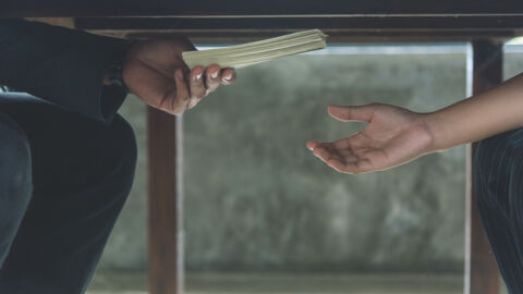 Европейският съюз въвежда общи определения и наказания за корупцията