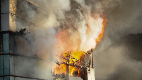 Фабрика за рециклиране избухна в пламъци в Солун, издадено е предупреждение за опасност