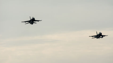 Два изтребителя се сблъскаха, защото пилотите били заети да правят снимки