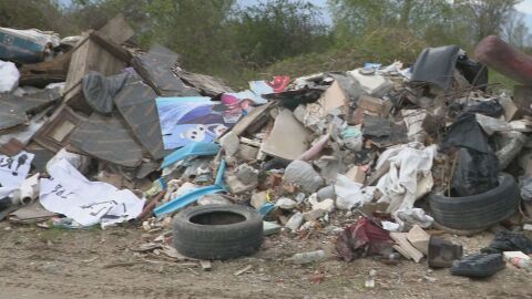 След протест на местните жители: Разчистват незаконното сметище край с. Долни Богров