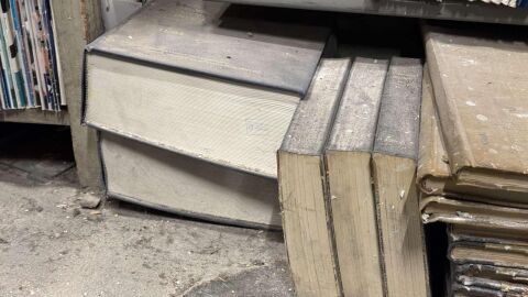 След ремонт за милиони: Течове в Националната библиотека, спасяват книги с кофи и саксии (СНИМКИ)