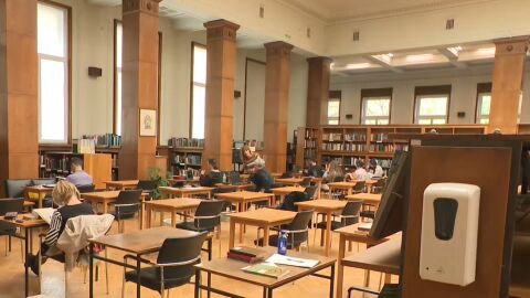 С кофи и саксии: Националната библиотека се бори с течове след всеки дъжд