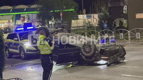 Кола се обърна на ключова улица във Велико Търново (СНИМКИ)