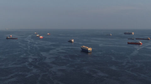 Пекин отхвърли обвиненията на Тръмп, че задържан от САЩ ирански товарен кораб е бил "подарък от Китай"