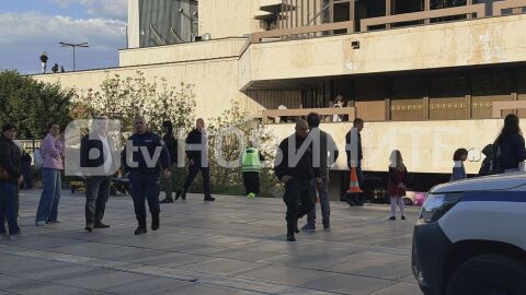 Падна парапет от сградата на НДК, пострадало е 14-годишно момче (СНИМКИ)