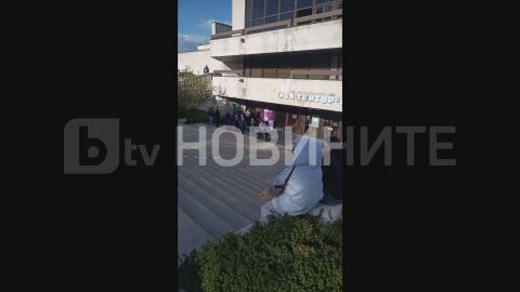 Прокуратурата: Няма данни 14-годишното дете, паднало с парапет от НДК, да е бутнато