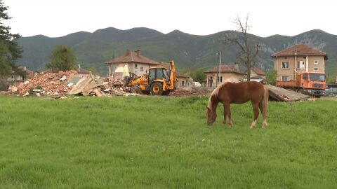 Теренът на старо училище се превърна в зеленчукова градина за хора със специални потребности 