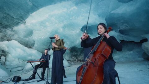 Защо швейцарски музиканти изнесоха концерт в пещера в ледник? 